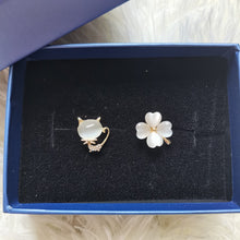 Load image into Gallery viewer, Acxico anti-light brooch buckle, high-end women&#39;s four-leaf clover + opal corsage button set, chest button, invisible stitch-free brooch accessories are exquisite
